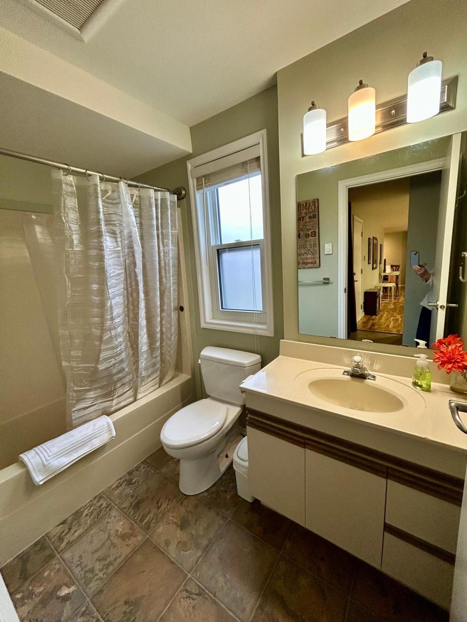 North Nanaimo Gem - Garden-View Room With Private Ensuite מראה חיצוני תמונה